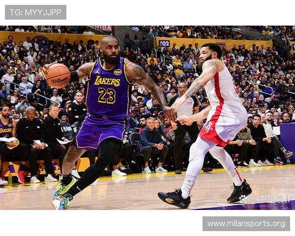 詹姆斯3分钟神奇进球，全场惊叹